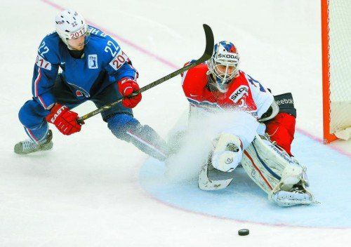 Tschechiens Torhüter Alexander Salak wehrt gegen Frankreich-Stürmer Brian Henderson ab. Foto: ap