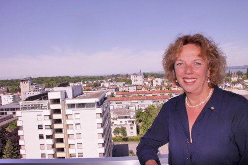 Über den Dächer von Bregenz plant Isolde Weiss Reisen in alle Welt. TMH