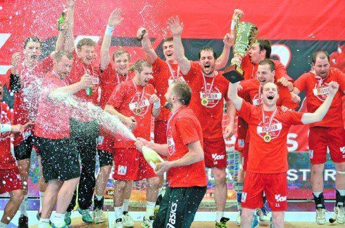 Überschwenglicher Jubel bei den Spielern des Alpla HC Hard nach dem vierten Meistertitel in der Vereinsgeschichte und dem erstmaligen Gewinn des Double. Foto: GEPA