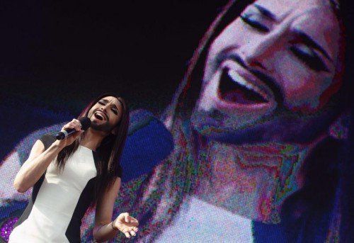 Vor 10.000 begeisterten Fans sang Conchita Wurst ihr Siegerlied „Rise Like A Phoenix“ auf dem Ballhausplatz.