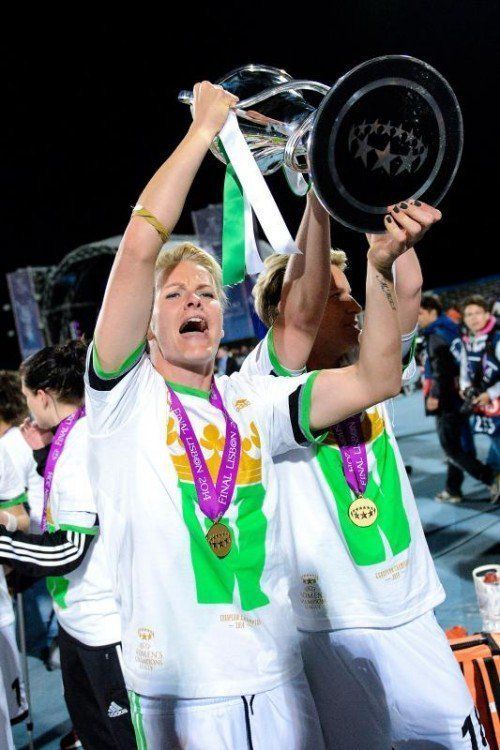 Wolfsburgs Nilla Fischer jubelt mit dem CL-Pokal. Foto: gepa