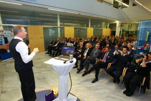 Zum Jubiläum „10 Jahre Unternehmer sein heute“ trat Loek Versluis in der Sparkasse Feldkirch ans Rednerpult. Fotos: Hofmeister