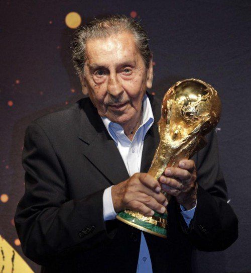 Alcides Ghiggia, Siegtorschütze von 1950, mit dem WM-Pokal. Reuters