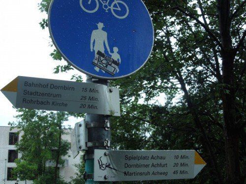 „An der Dammstraße befindet sich ein Wegweiser, der für Nichtortskundige sehr verwirrend ist. Der Wegweiser führt absolut in die Irre“, meldete Anny Nussbaumer im Bürgerforum. Die Stadt ging dem Hinweis nach und erklärte, dass der Wegweiser verdreht war. Er wurde nun wieder in die richtige Stellung gebracht.