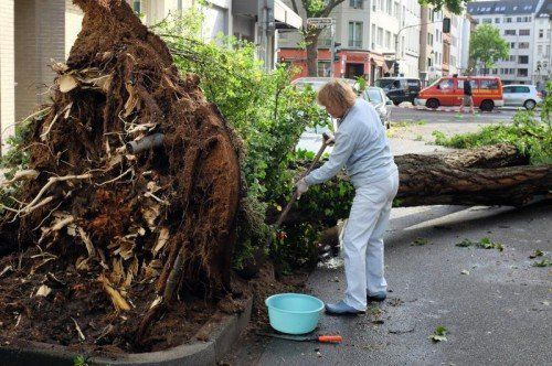An Häusern, Autos und Straßen gab es Sturm- oder Hagelschäden.