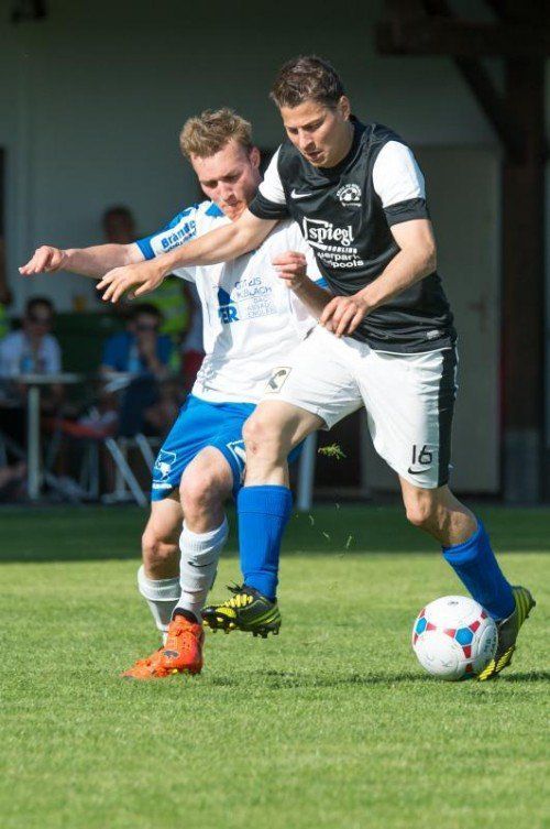 Andreas Bont (r.) steigt mit Schlins auf. Foto: stiplovsek