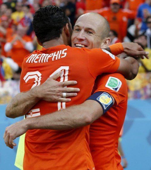 Arjen Robben (r.) als Vorlagengeber und Memphis Depay bejubeln gemeinsam den zweiten Treffer der Niederlande gegen Chile. Foto: epa