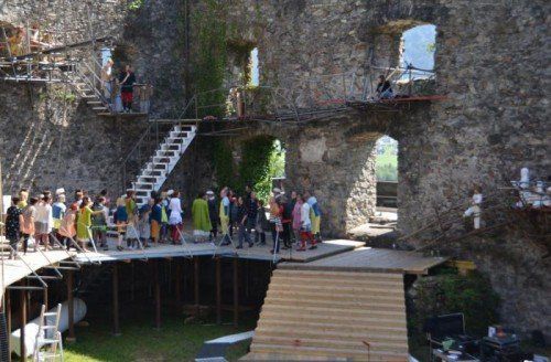 Auf der Schlinser Burg wird mit zahlreichen Mitwirkenden für die Uraufführung des Stückes am 4. Juli geprobt. Foto: ST