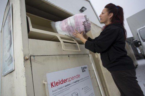 Aus den Augen, aus dem Sinn. Egal ob die Lieblingshose, die nicht mehr passt, oder die alte Bluse von der Mutter, irgendwann hat jedes Kleidungsstück ausgedient. Sein Ende findet es dann meistens in den Kleidercontainern der Caritas. Doch was wir nicht mehr benötigen ist keinesfalls gleich Müll. Die Reise der aussortierten Kleider geht weiter, auch wenn wir uns schon nicht mehr an sie erinnern können.