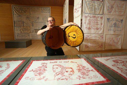 Beate Luger-Goyer ist Professorin an der Kunstuniversität Linz und hat sich mit den gestickten Sprüchen eingehend beschäftigt. Fotos: VN/Hartinger, Dietrich
