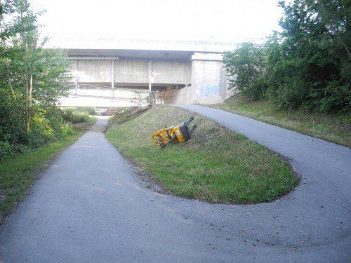 Bei der Radbrücke ließen die Täter den Hubstapler zurück. Polizei