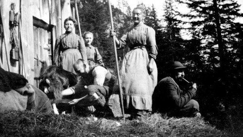Beim Heuen  in den Bergmähdern waren Ziegen einst wichtige Milchlieferanten. Foto: Klostertalmuseum  