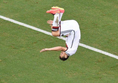 Beim Überschlag hatte Miro Klose seine Probleme. Foto: reuters