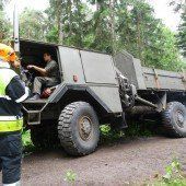 Lkw hing am Baum