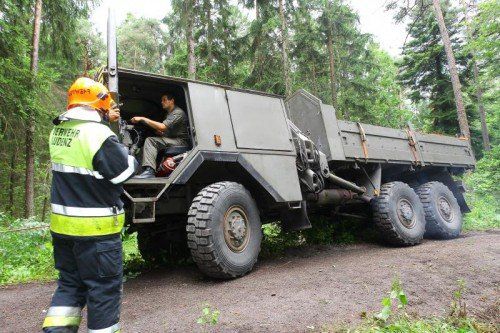 Bergung Bundesheer LKW durch die Feuerwehr mit dem schwerem Rüstfahrzeug der Feuerwehr Bludenz auf dem Güterweg der Lutz entlang; gegen 17.30 Uhr