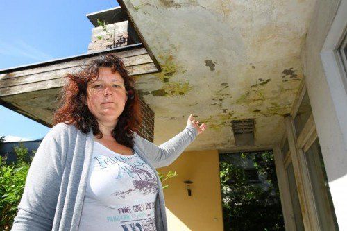 Claudia Pichler hofft, dass die Hilfsmittelzentrale bald aus dem schäbigen in ein freundlicheres Haus umziehen kann. Foto: VN/Hofmeister
