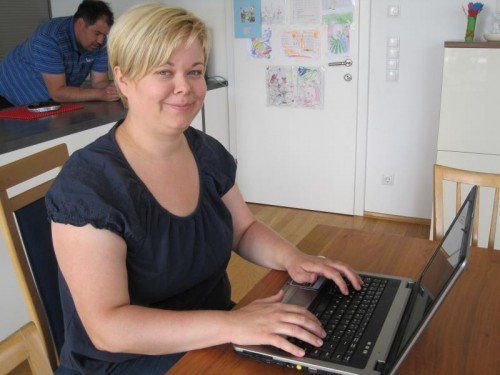 Cornelia Stöckeler mit dem Laptop, der sie auf die Spur eines dreisten Süßwaren-Hehlers brachte. Foto: VN/Sohm