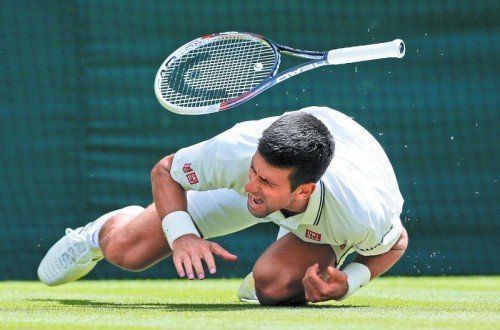 Das tat weh: Novak Djokovic rutschte auf dem Wimbledon-Rasen aus und fiel unglücklich auf die Schulter. Foto: apa