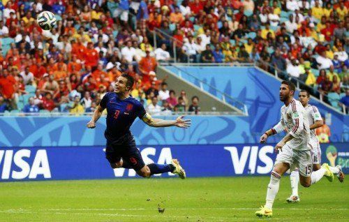 Das Tor des Abends erzielte Niederlande-Angreifer Robin van Persie per Flugkopfball. Spaniens Sergio Ramos war nur Zuseher. Foto: reuters