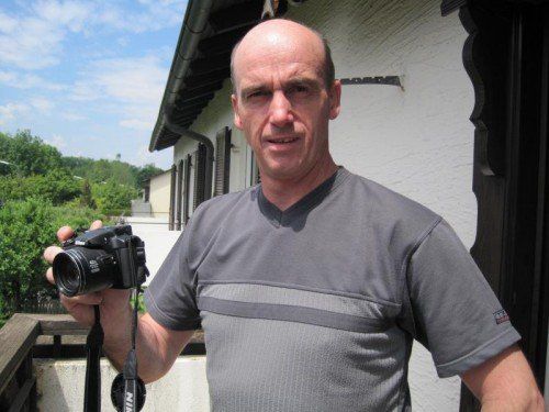 Der Dornbirner Markus Peter mit seiner Kamera auf dem Balkon, von dem aus er die Täter filmte. Foto: VN/Sohm