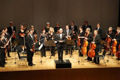 Der Orchesterverein Götzis konzertiert am Montag unter der Leitung von Benjamin Lack. Als Solist ist der junge, talentierte Geiger Pawel Zalejski zu hören. foto: veranstalter/zalejski