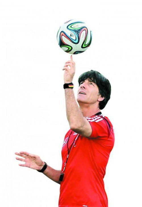 DFB-Trainer Jogi Löw und seine Mannschaft brauchen heute in ihrem ersten Gruppenmatch gegen Portugal mit Weltfußballer Ronaldo mehr als ein paar Tricks mit dem Ball. Foto: epa