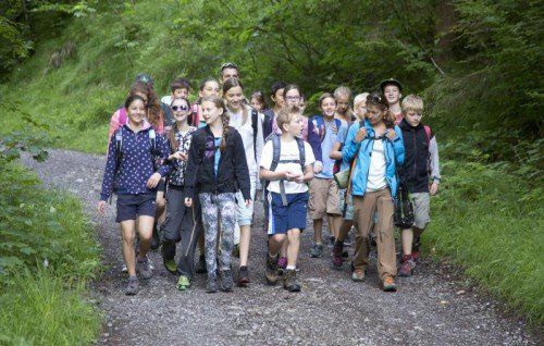Die 2. Klasse der Mittelschule Klostertal wird als Belohnung für den VN-Lesetag vom Biosphärenpark Gr. Walsertal Walderlebnispark