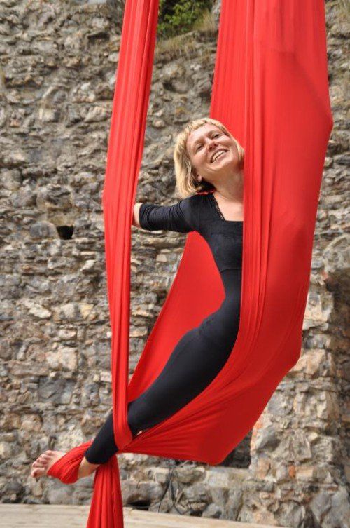 Die Akrobatin Christine Gruber wirkt in der Musiktheaterproduktion „Die Vögel“ auf der Burgruine Jagdberg bei Schlins mit. Foto: Caroline Begle