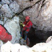 Höhlenforscher wartet in Höhle auf Rettung