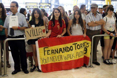 Die Fans warteten im Terminal vergeblich auf die Kicker. Foto: epa