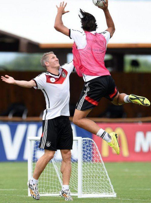 Die große Personalfrage im Deutschland-Team: Kann sich Sami Khedira (r.) gegen Bastian Schweinsteiger durchsetzen? Foto: epa