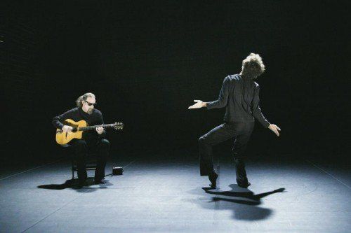 Die Livemusik von Jacques Manteca auf seiner akustischen Gitarre unterstreicht die pure Interaktion zwischen Musiker und Tänzer.
foto: thebert