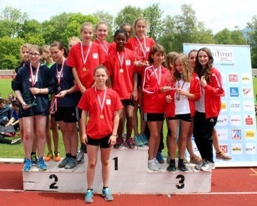 Die Mädchen der SHS Hohenems-Markt (Mitte) waren die Nummer eins bei Schulen mit sportlichem Schwerpunkt. Fotos: Moosbrugger
