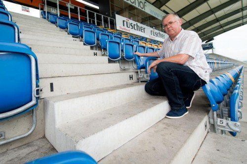 Die Stiegen auf der Tribüne müssen aus Sicherheitsgründen immer frei sein. Viele Zuschauer verstehen das leider nicht immer, was für unnötige Ablenkungen für das Sicherheitspersonal sorgt. Foto: stiplovsek
