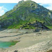 Niedrigwasser am Spullersee gibt Blick auf historische Grundmauern von einstiger Alpe frei
