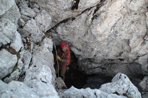 Ein Retter seilt sich am Eingang der Riesending-Höhle ab. Seit gestern Abend ist ein Arzt beim Verletzten (kl. Bild). dpa