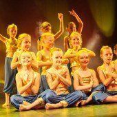 350 Tänzer bringen das Kulturhaus zum Beben