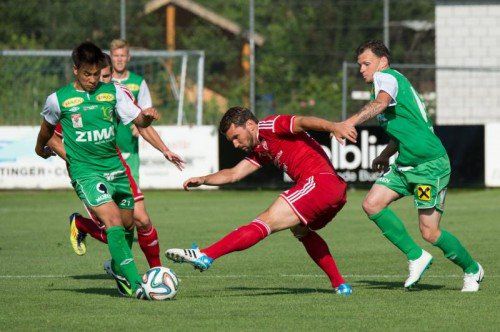 Eric Zachhuber (l.) machte bei seinem Debüt für Austria Lustenau eine gute Figur. Foto: stiplovsek