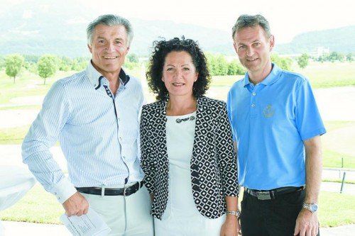 Feierten die Clubhauseröffnung: Eigner Richard Fischer (l.) mit Andrea und Geschäftsführer Arno Gasser (Montfort Golf). Fotos: Franc
