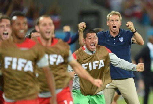 Freude bei Jürgen Klinsmann (rechts) und seinen US-Boys nach dem 2:1-Sieg über Ghana. Foto: epa