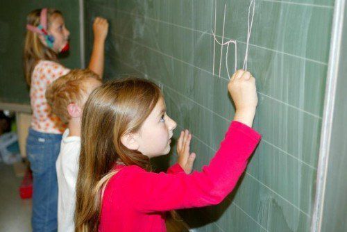 Für Aktion "Unsere Erstklässler" in einer Schule ein paar Porträts von Schülern Kind an Schultafel