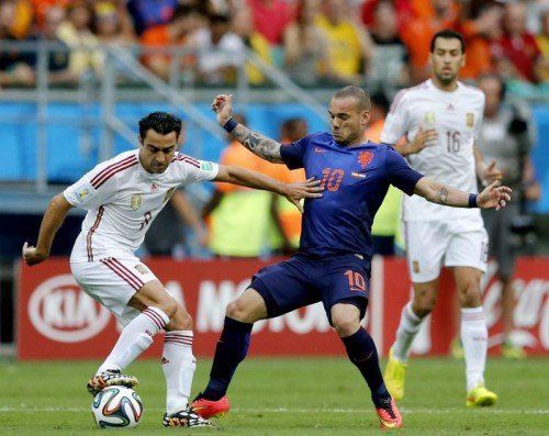 Für Xavi Hernandez (l.) könnte die Partie gegen Holland bei der WM in Brasilien der letzte Einsatz für Spanien gewesen sein. Foto: epa