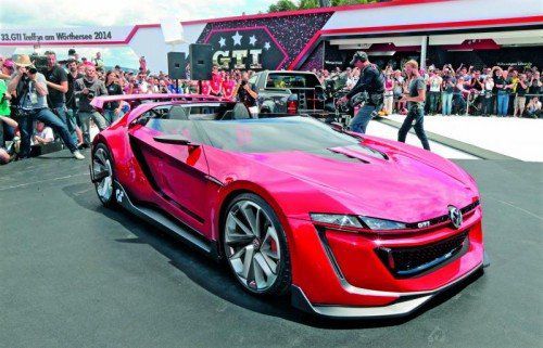 GTI Roadster
Der Topstar der Show-Cars war der VW Golf GTI Roadster. Entstanden ist das Concept-Car vor virtuellem Hintergrund, als Race-Car fürs Video-Spiel „Gran Turismo 6“. Die Wolfsburger transponierten es in die Studien-Realität, um zu zeigen, „was geht“. Jenseits aller Chancen auf Serien-Realisierung sind die Eckdaten vielversprechend: 3,0-l-V6, 503 PS, 560 Nm, 7-Gang-DSG, in 3,6 Sekunden von 0 auf 100, 309 km/h Top-Speed.