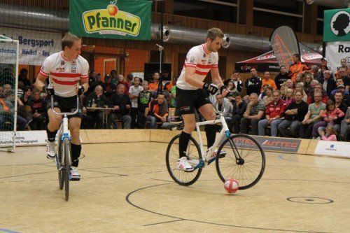 Hallenrad Radball UCI-Weltcup 2013 Simon König und Florian Fischer (rot-weiss-rotes Trikot) ÖAMTC RC Mazda Hagspiel Höchst 2 - Matthias König und Uwe Berner GER, RV Gärtringen