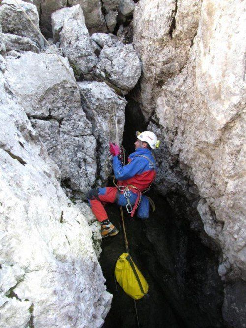 HANDOUT - Ein Mitglied der Bergwacht seilt sich am 08.06.2014 am Untersberg in die Riesending-Schachthöhle ab. In rund 1000 Metern Tiefe sitzt hier in den Berchtesgadener Alpen ein schwer verletzter Mann in der Höhle fest. ACHTUNG: Honorarfrei - Nur zur redaktionellen Verwendung im Zusammenhang mit der aktuellen Berichterstattung und nur bei Nennung: "Foto: Leitner, BRK BGL/dpa" - +++(c) dpa - Bildfunk+++