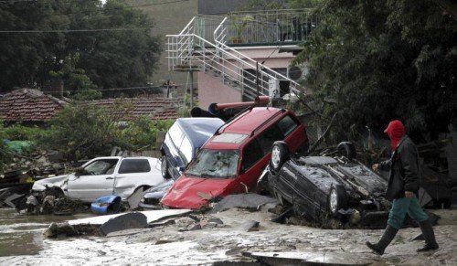 Heftige Regengüsse sorgten in großen Teilen Warnas für Überflutungen. Zahlreiche Autos wurden von den Wassermassen weggeschwemmt.  RTS