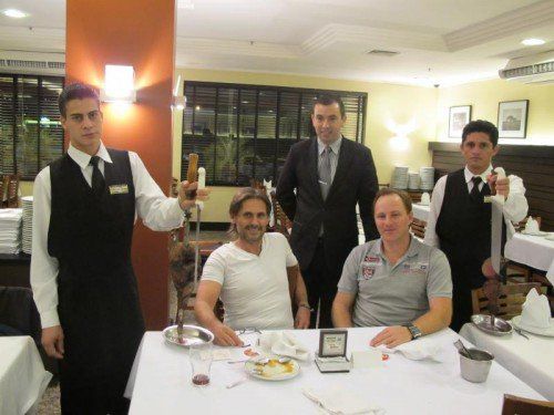 Horst Zangl und Christian Adam mit José (Mitte), dem Chef der „Churrascaria Nova Pampa“ in Campinas. Privat