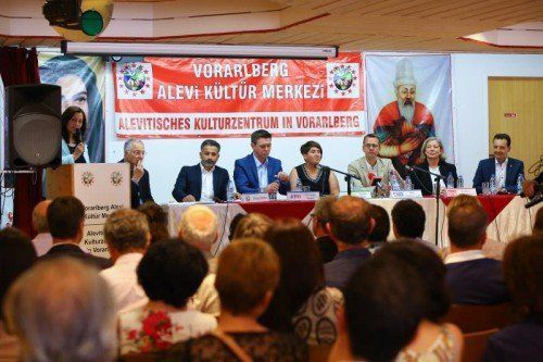 Im Alevitischen Kulturzentrum diskutierten die Parteienvertreter über Perspektiven von Migrantenkindern.  HB