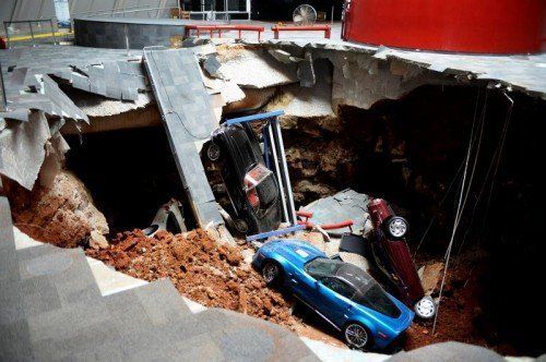 In einem Corvette-Museum sind acht Luxuskarossen in ein Erdloch gestürzt. Foto: AP