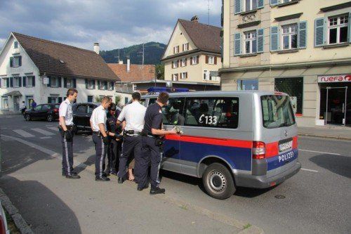 In Tatortnähe: Die Polizei konnte den Tatverdächtigen fassen und abführen. Foto: VOL/AT Schwendinger